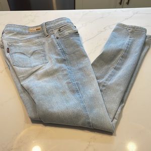 LEVI’S Mid Rise slight curve skinny jeans. Size 4/27. Excellent used condition.